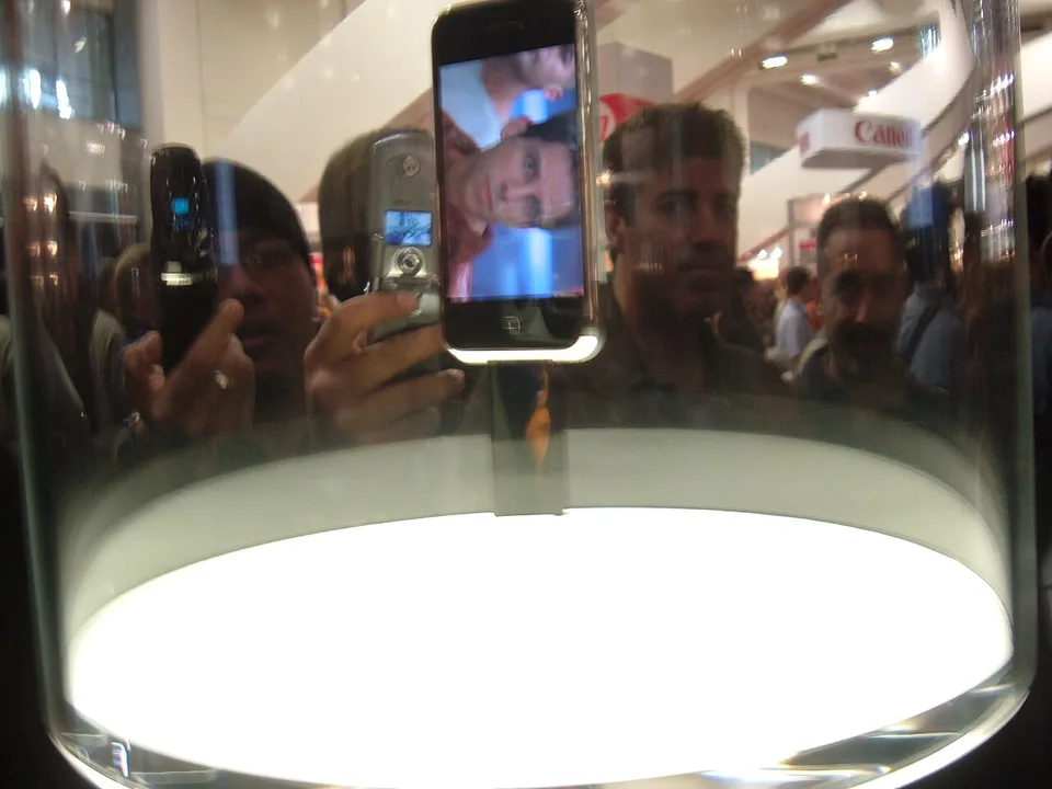 Macworld 2007 fuarında cam fanus altında sergilenen ilk iPhone